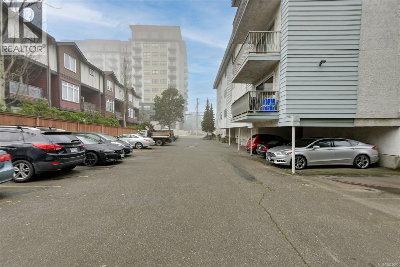 #203 625 ADMIRALS RD - 32