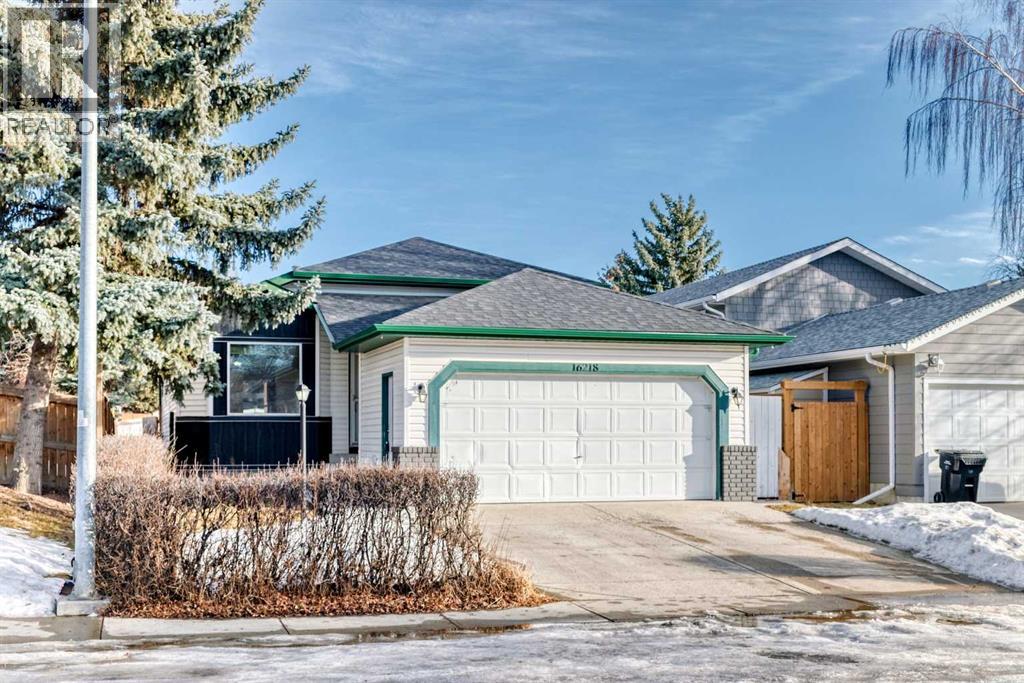 Single Family House 4 Level for Sale in  Shawbrooke Road SW Shawnessy Calgary 