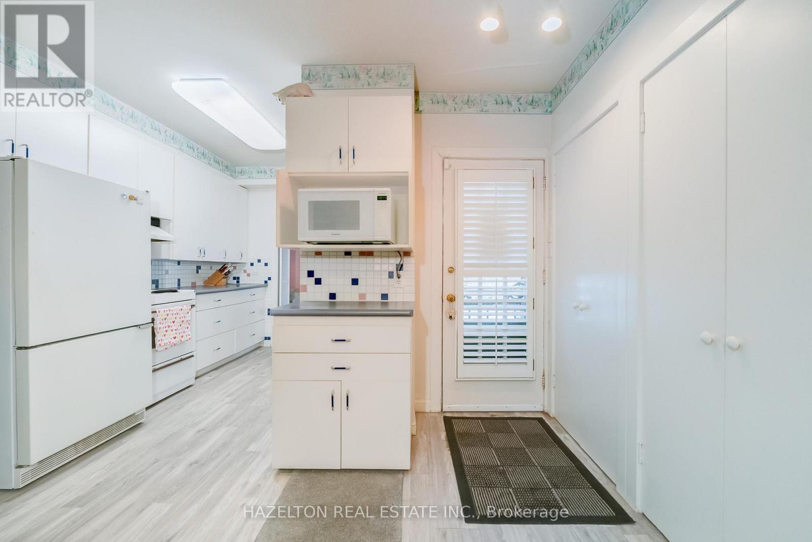 50 BUCKINGHAM AVENUE - 2