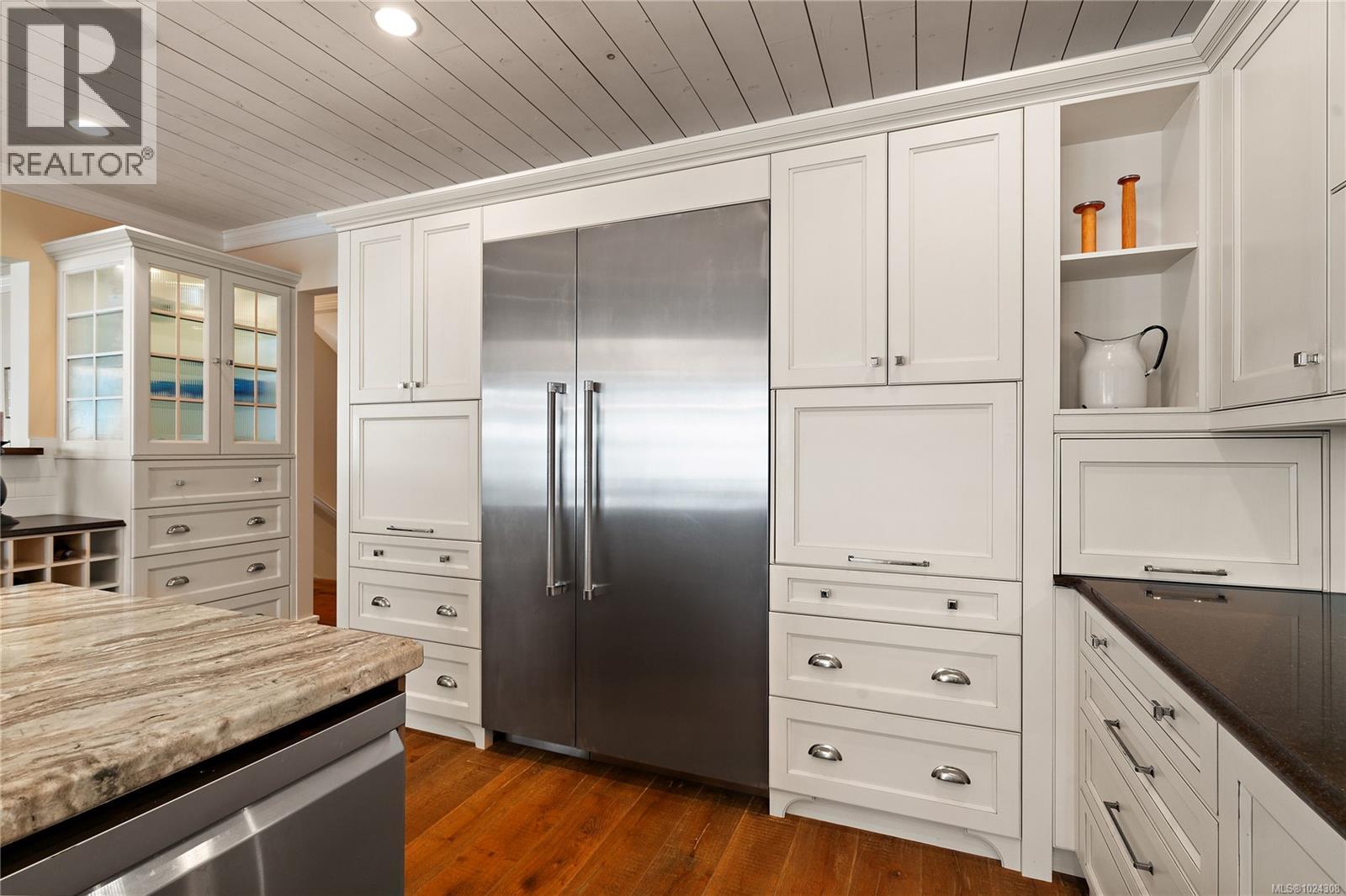 8401 Lochside Dr, Central Saanich