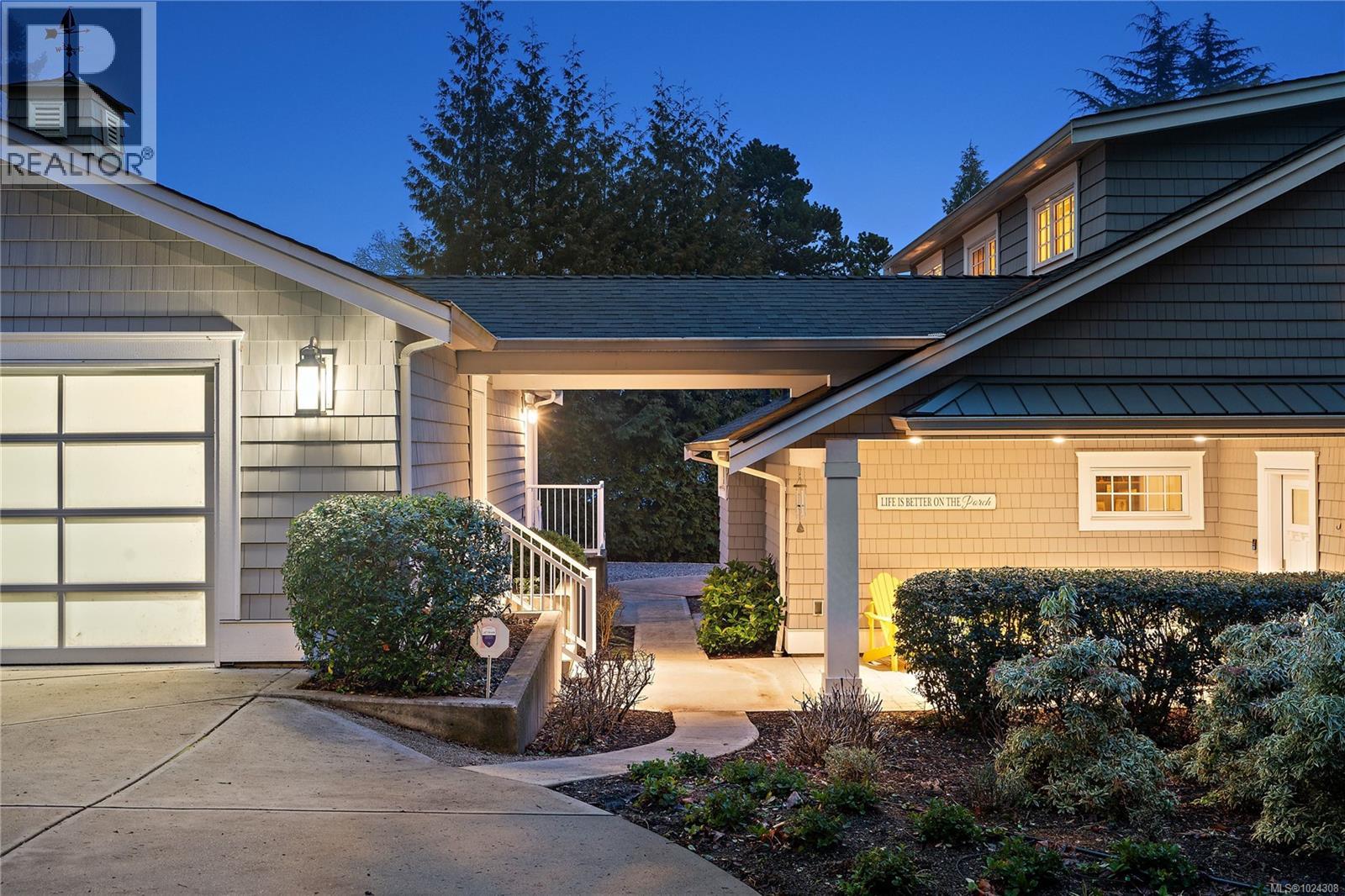 8401 Lochside Dr, Central Saanich