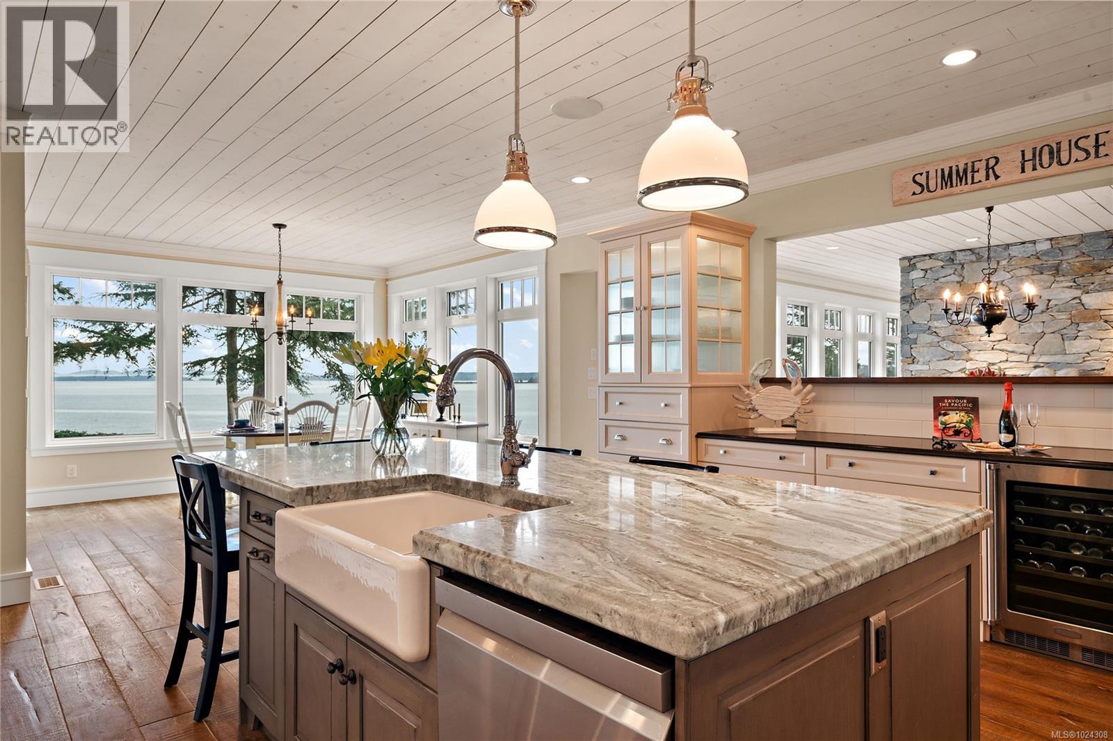 8401 Lochside Dr, Central Saanich