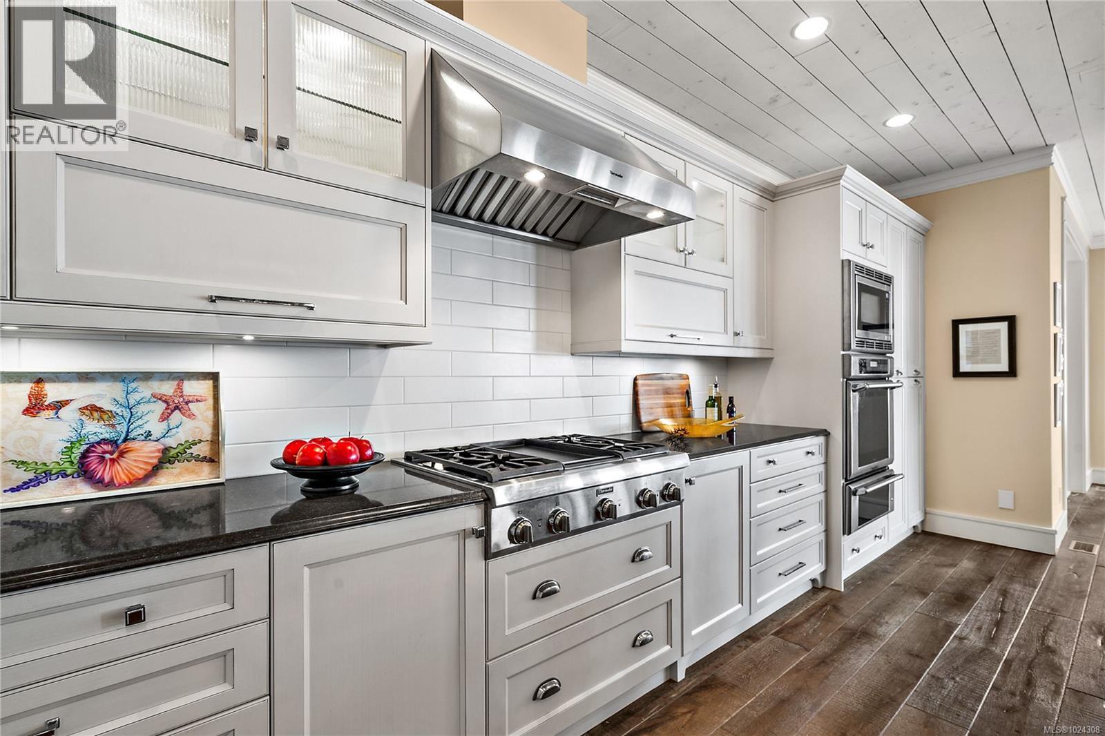 8401 Lochside Dr, Central Saanich