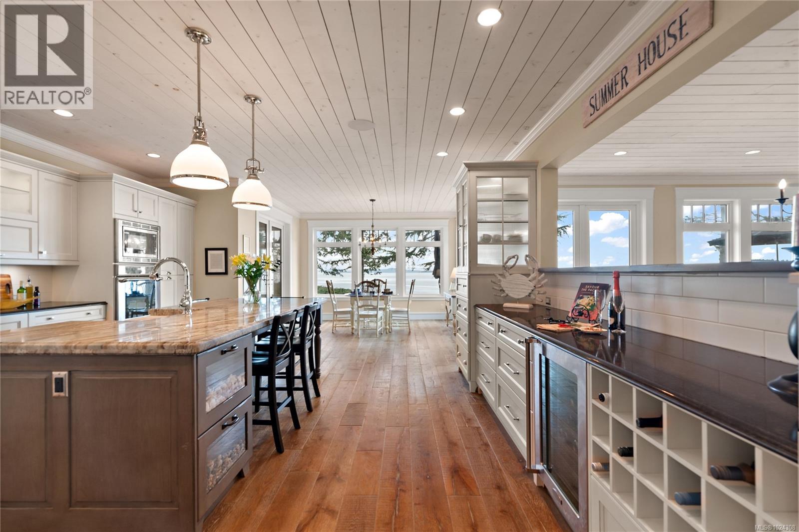 8401 Lochside Dr, Central Saanich