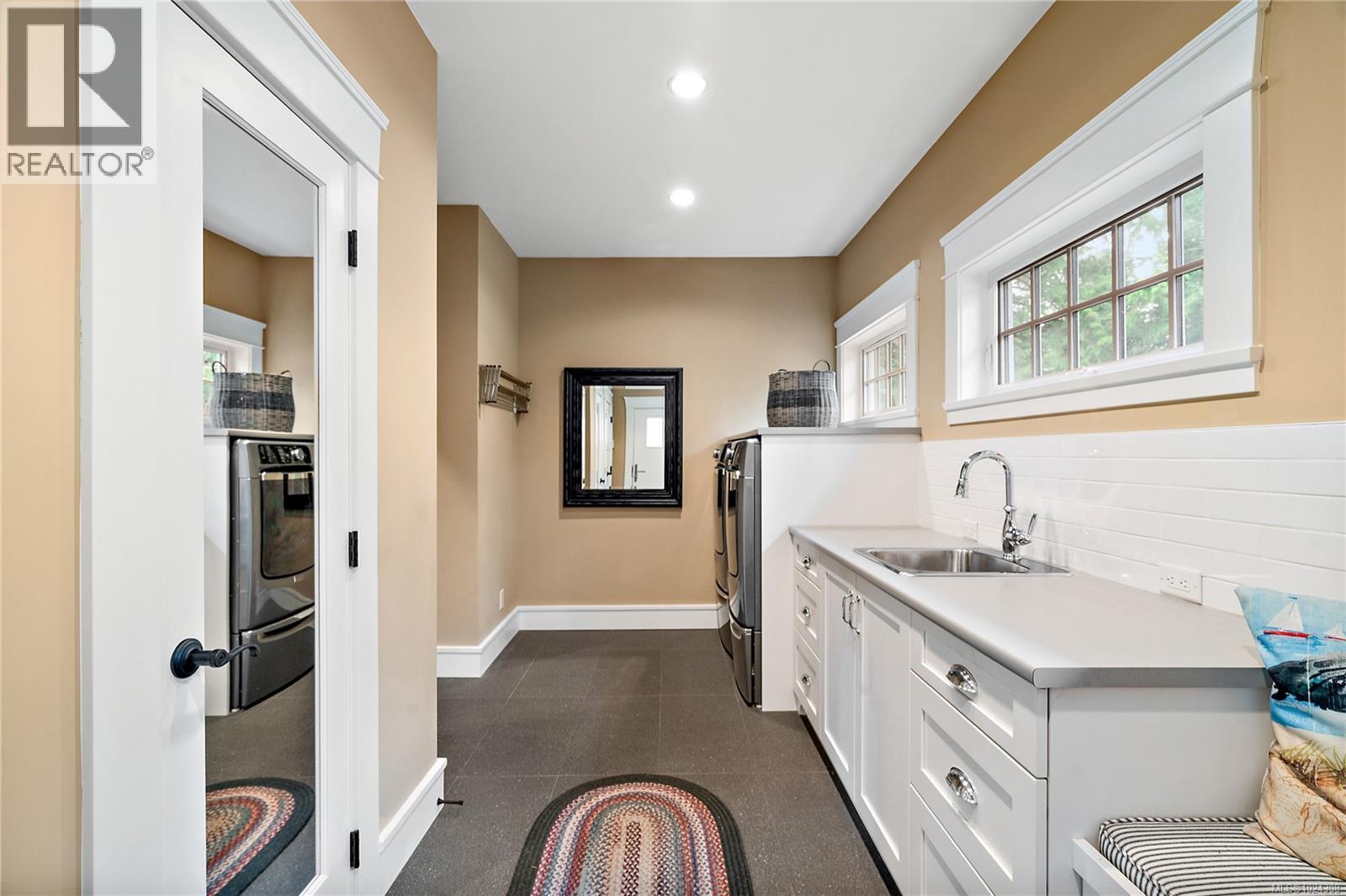 8401 Lochside Dr, Central Saanich