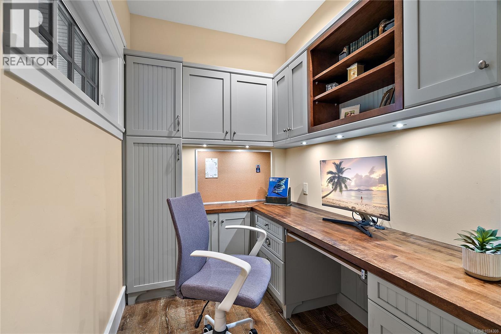 8401 Lochside Dr, Central Saanich