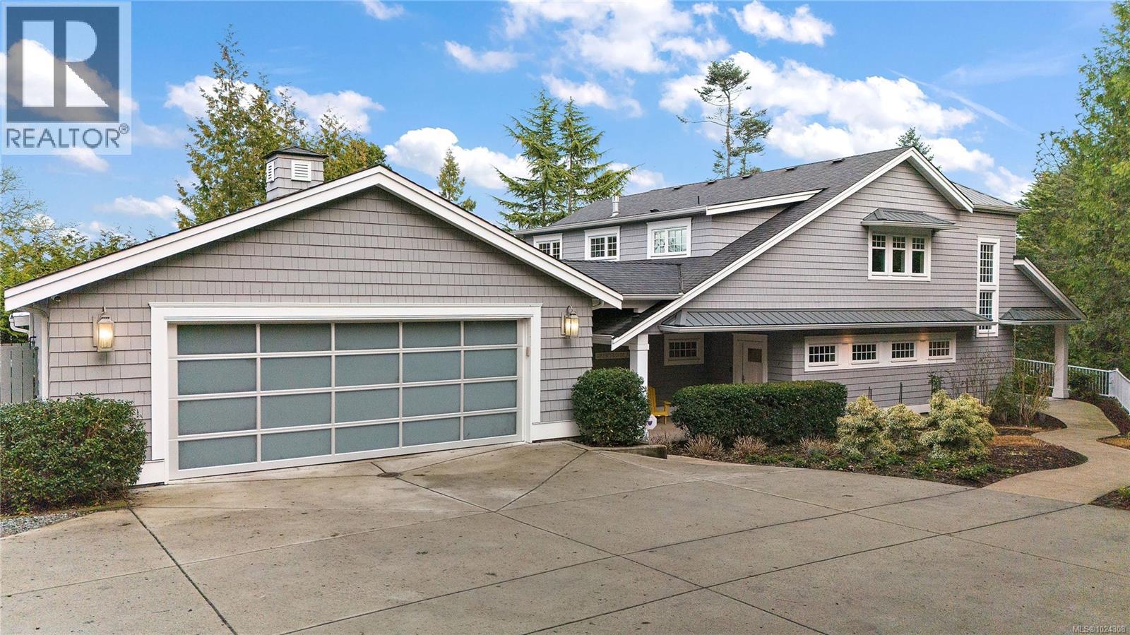 8401 Lochside Dr, Central Saanich