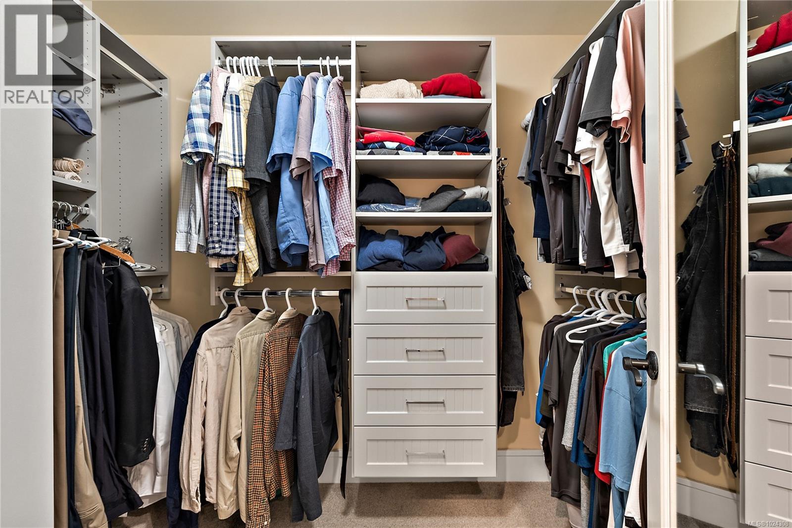 8401 Lochside Dr, Central Saanich