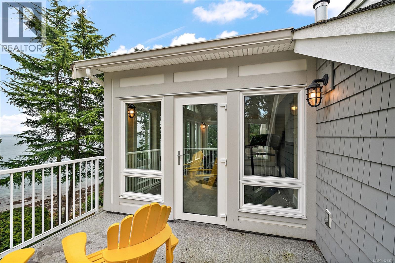 8401 Lochside Dr, Central Saanich