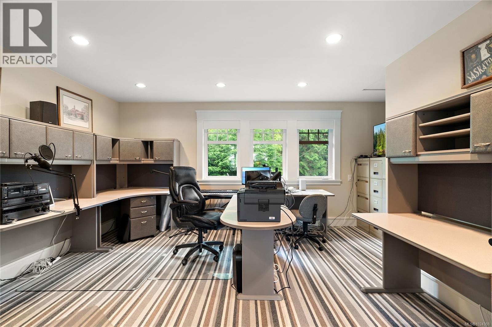 8401 Lochside Dr, Central Saanich