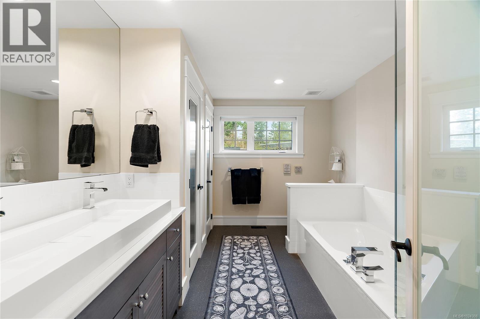 8401 Lochside Dr, Central Saanich