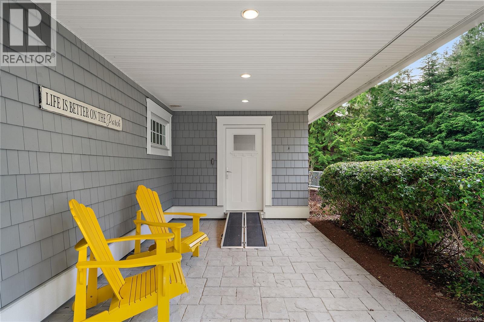 8401 Lochside Dr, Central Saanich