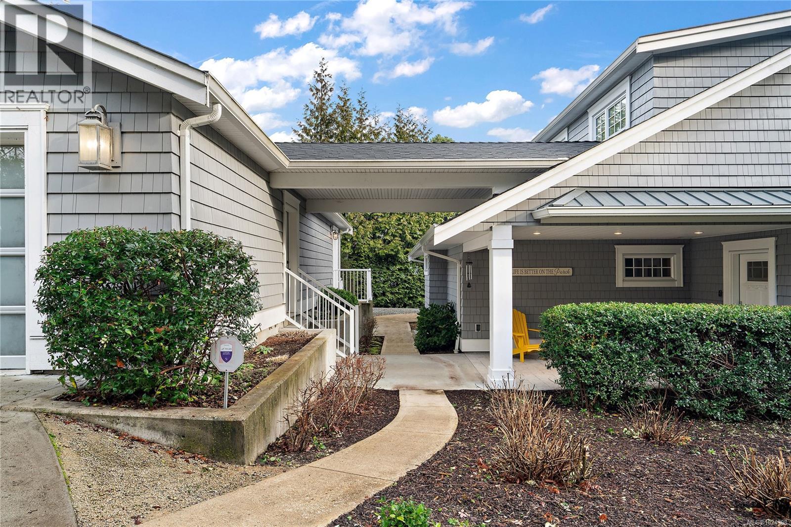 8401 Lochside Dr, Central Saanich