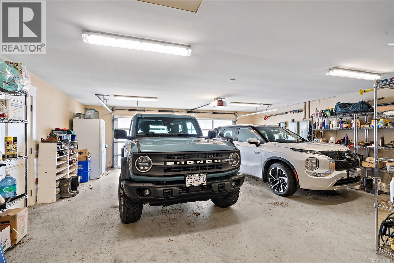 8401 Lochside Dr, Central Saanich