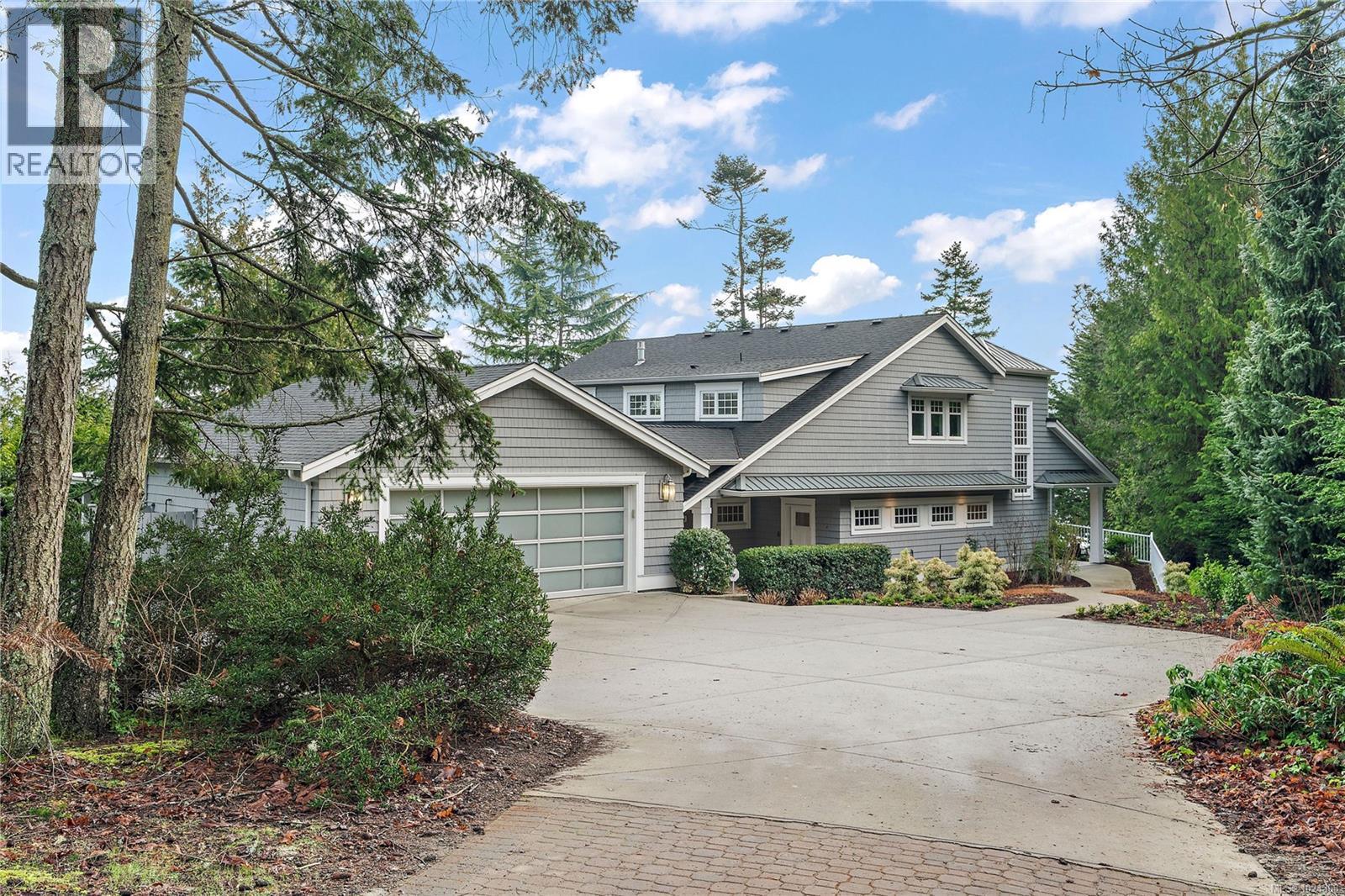 8401 Lochside Dr, Central Saanich