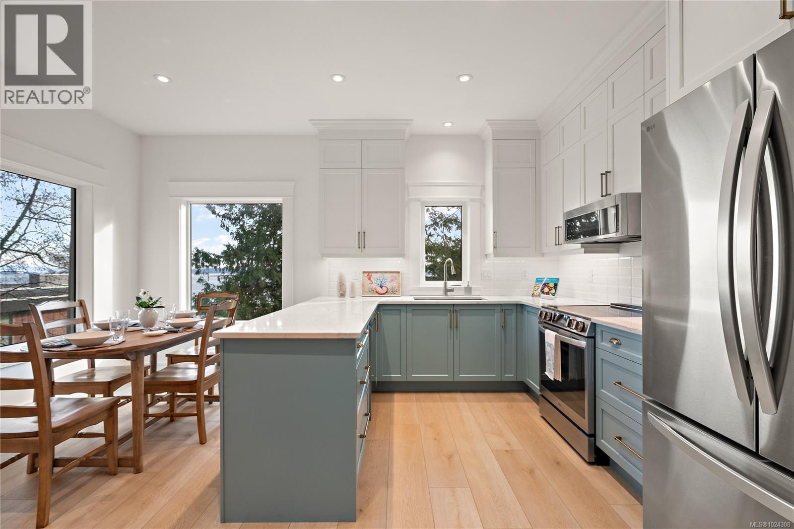 8401 Lochside Dr, Central Saanich