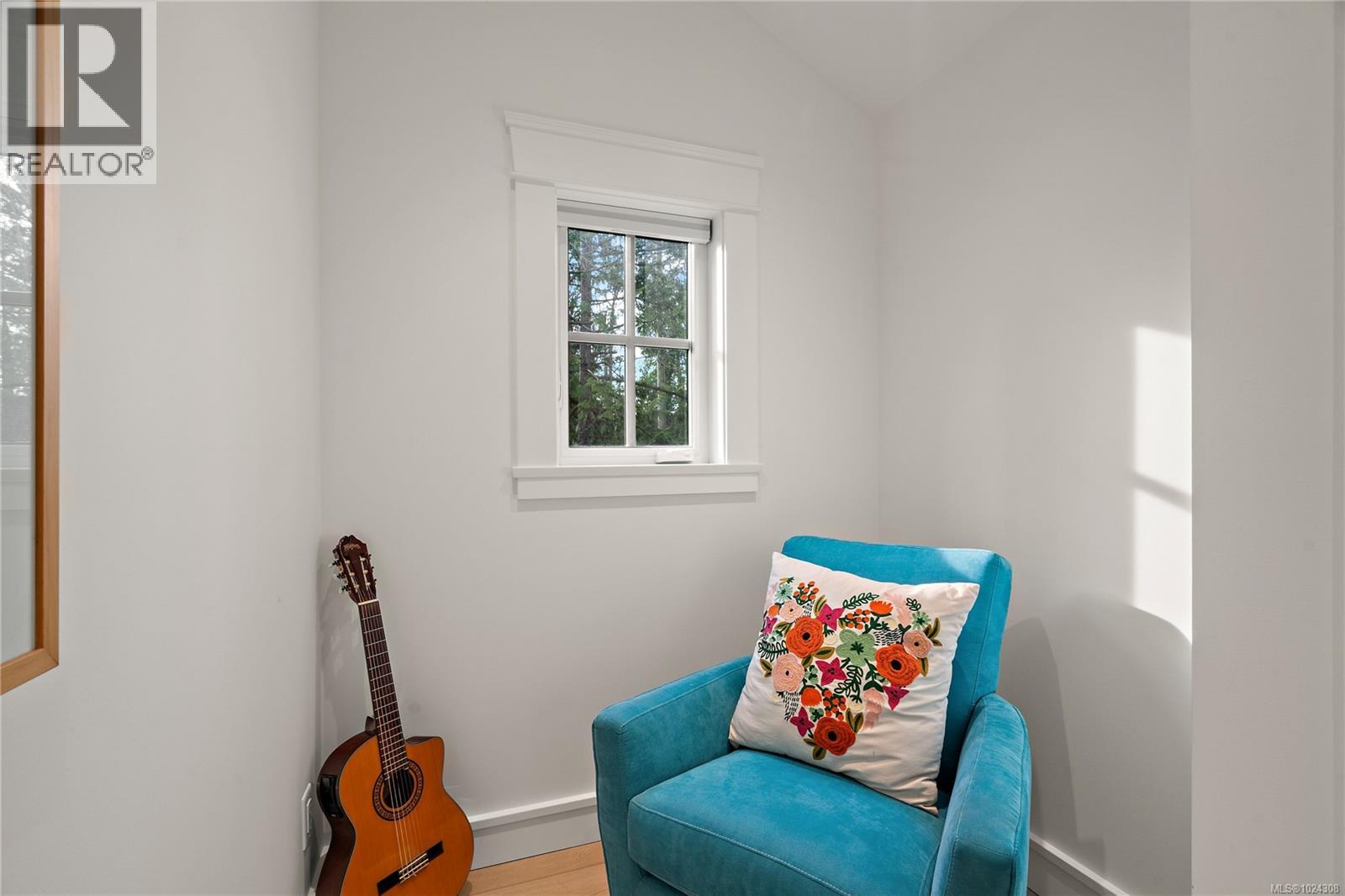 8401 Lochside Dr, Central Saanich