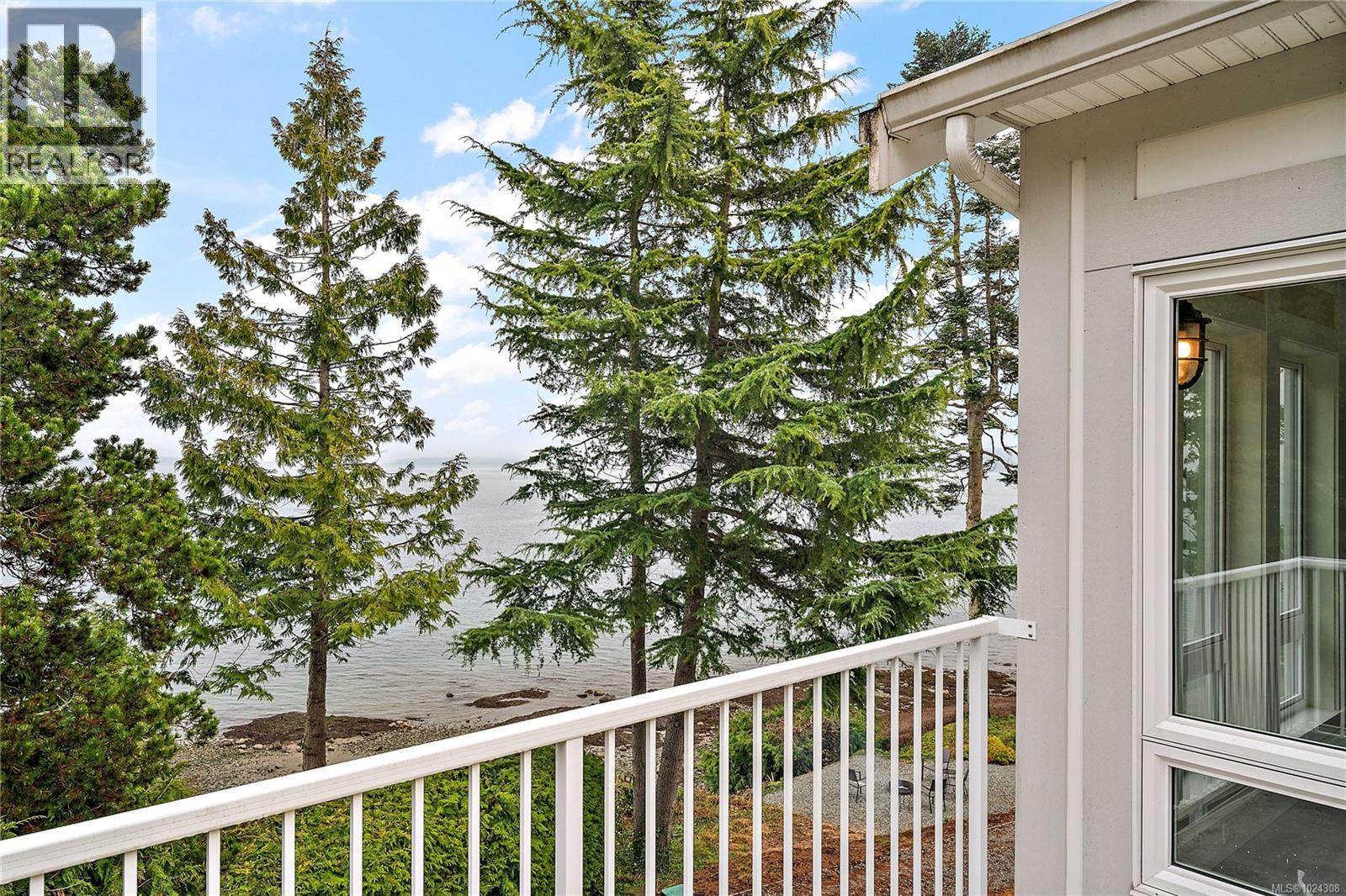 8401 Lochside Dr, Central Saanich