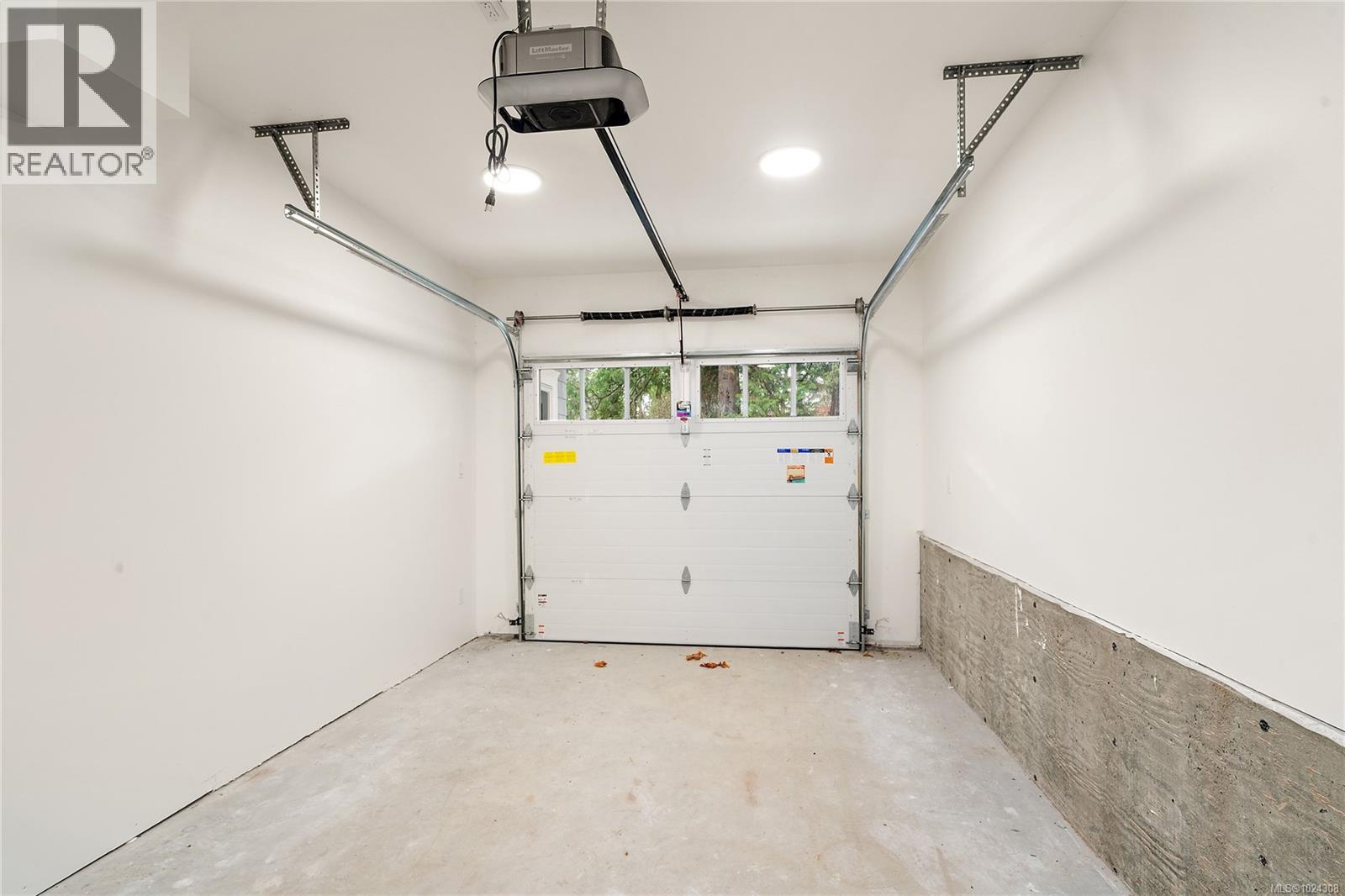 8401 Lochside Dr, Central Saanich