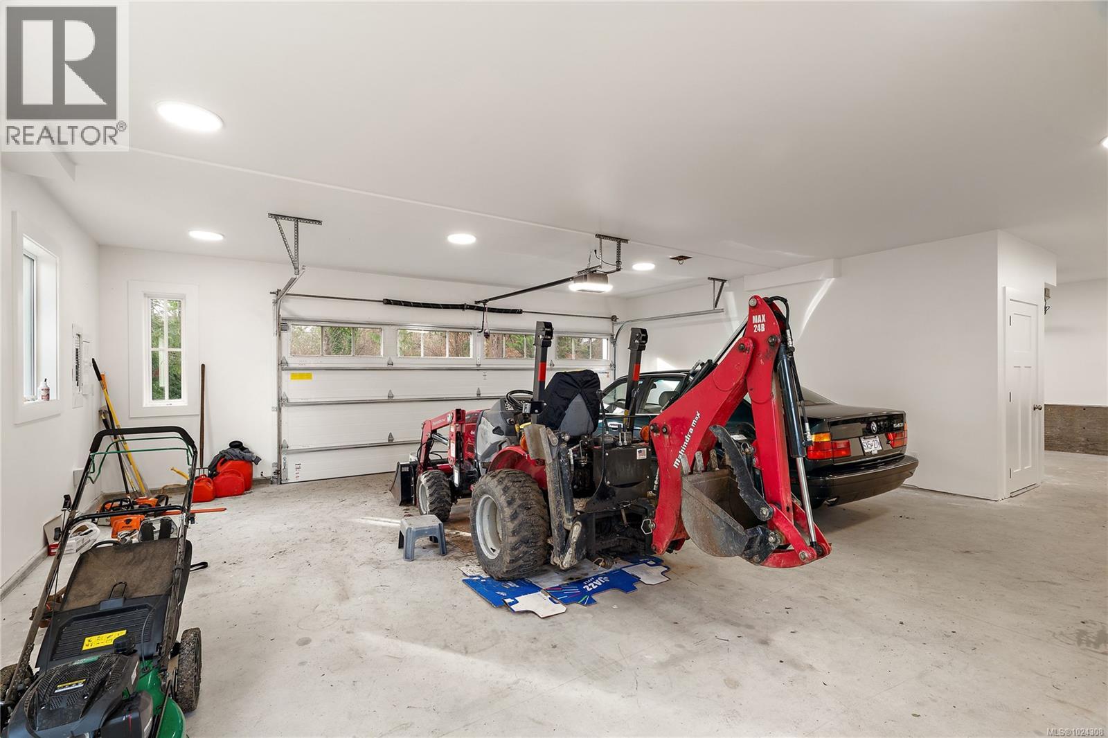 8401 Lochside Dr, Central Saanich