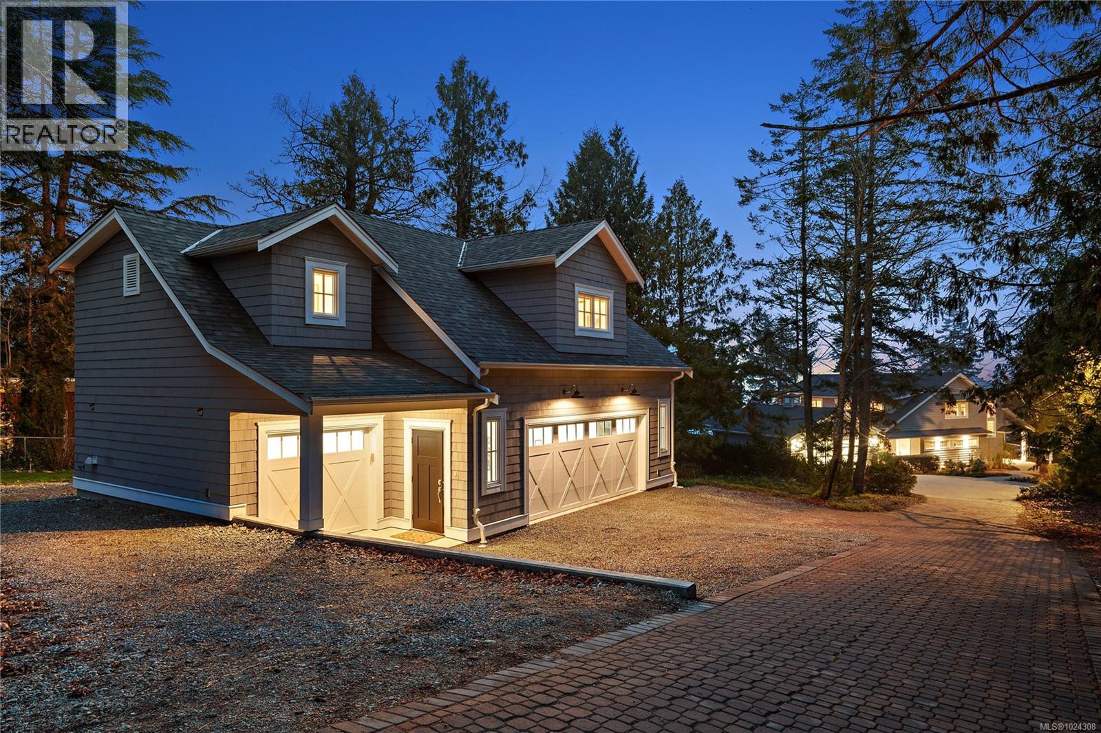 8401 Lochside Dr, Central Saanich