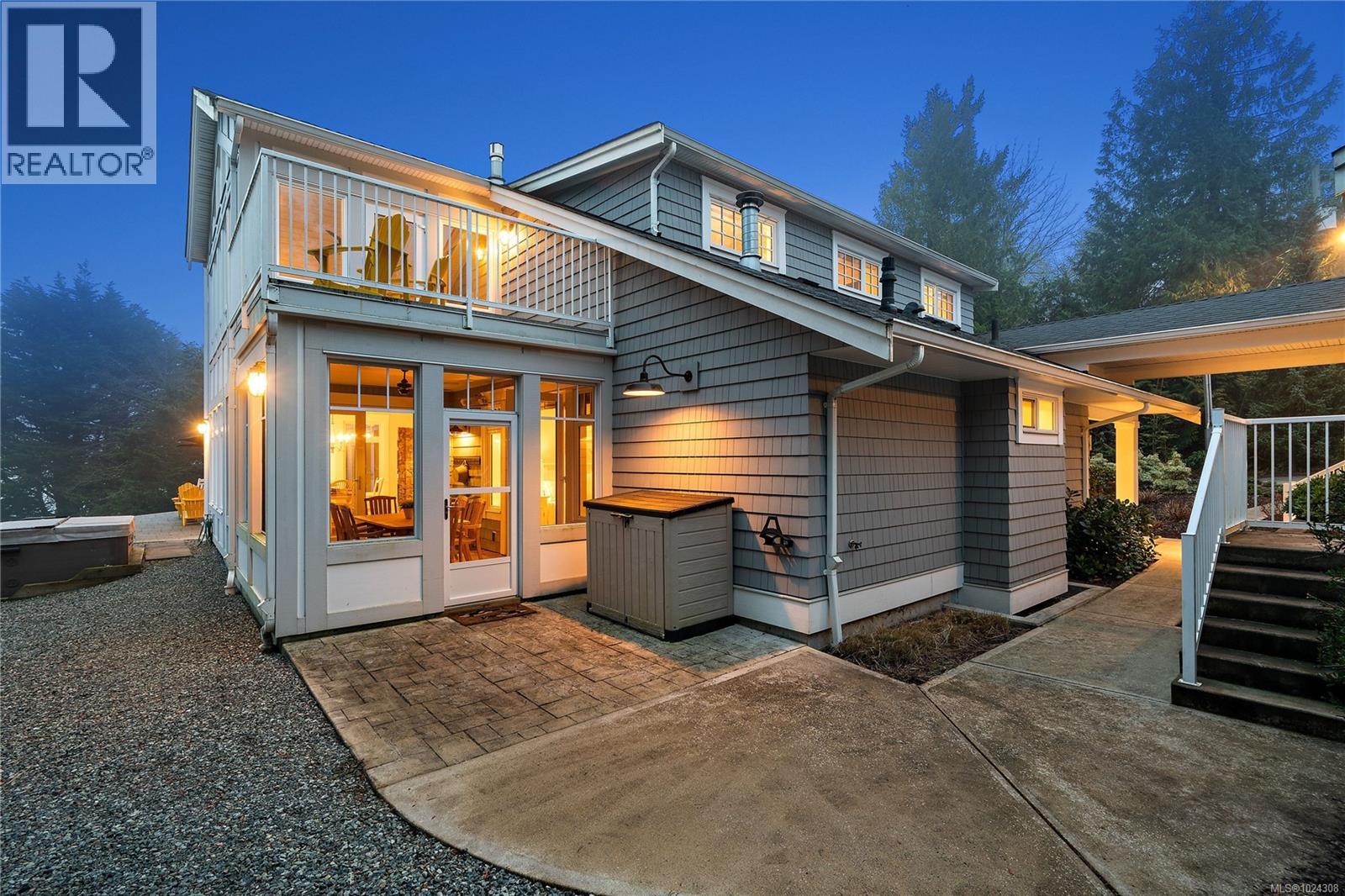 8401 Lochside Dr, Central Saanich