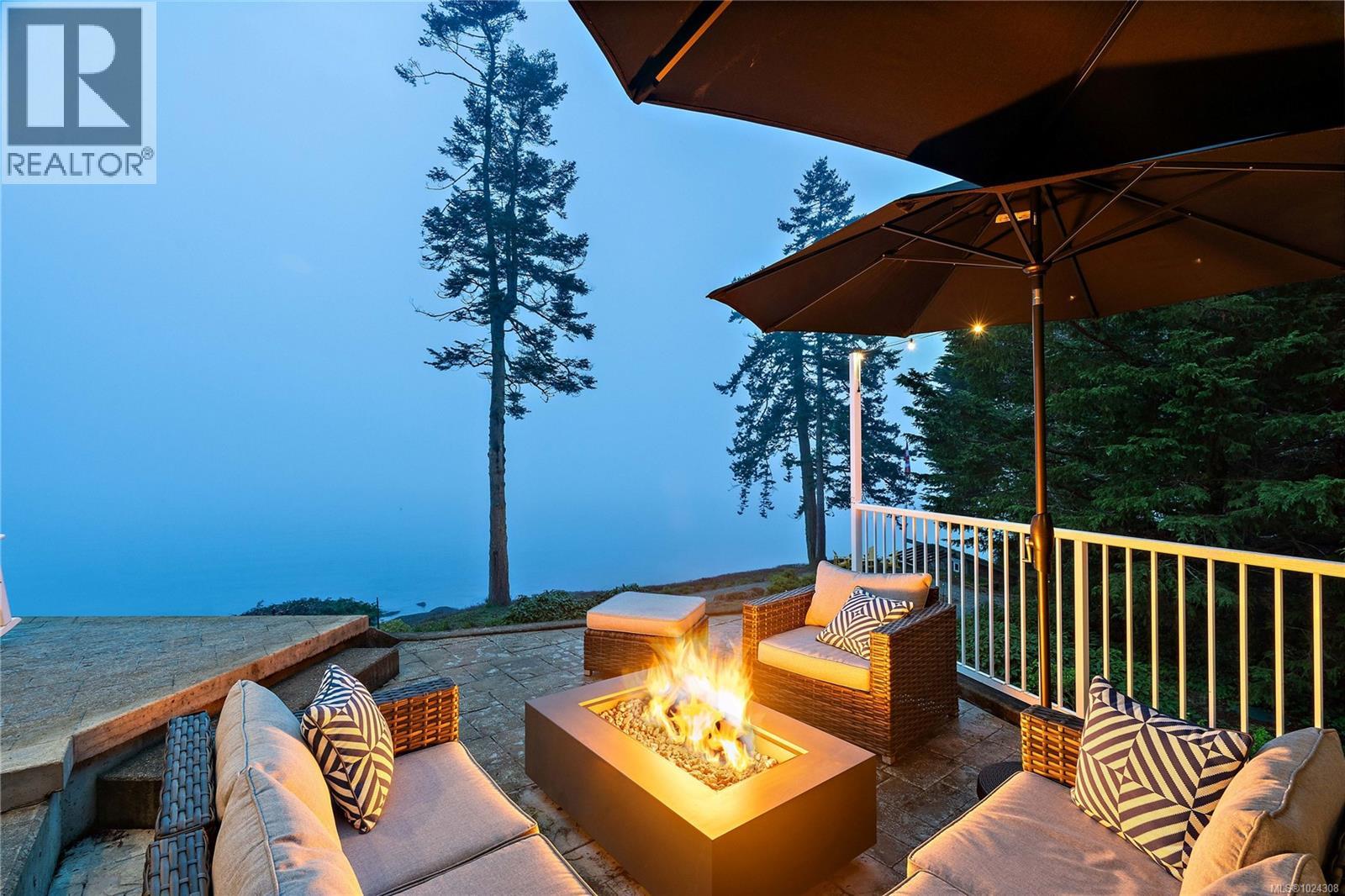 8401 Lochside Dr, Central Saanich