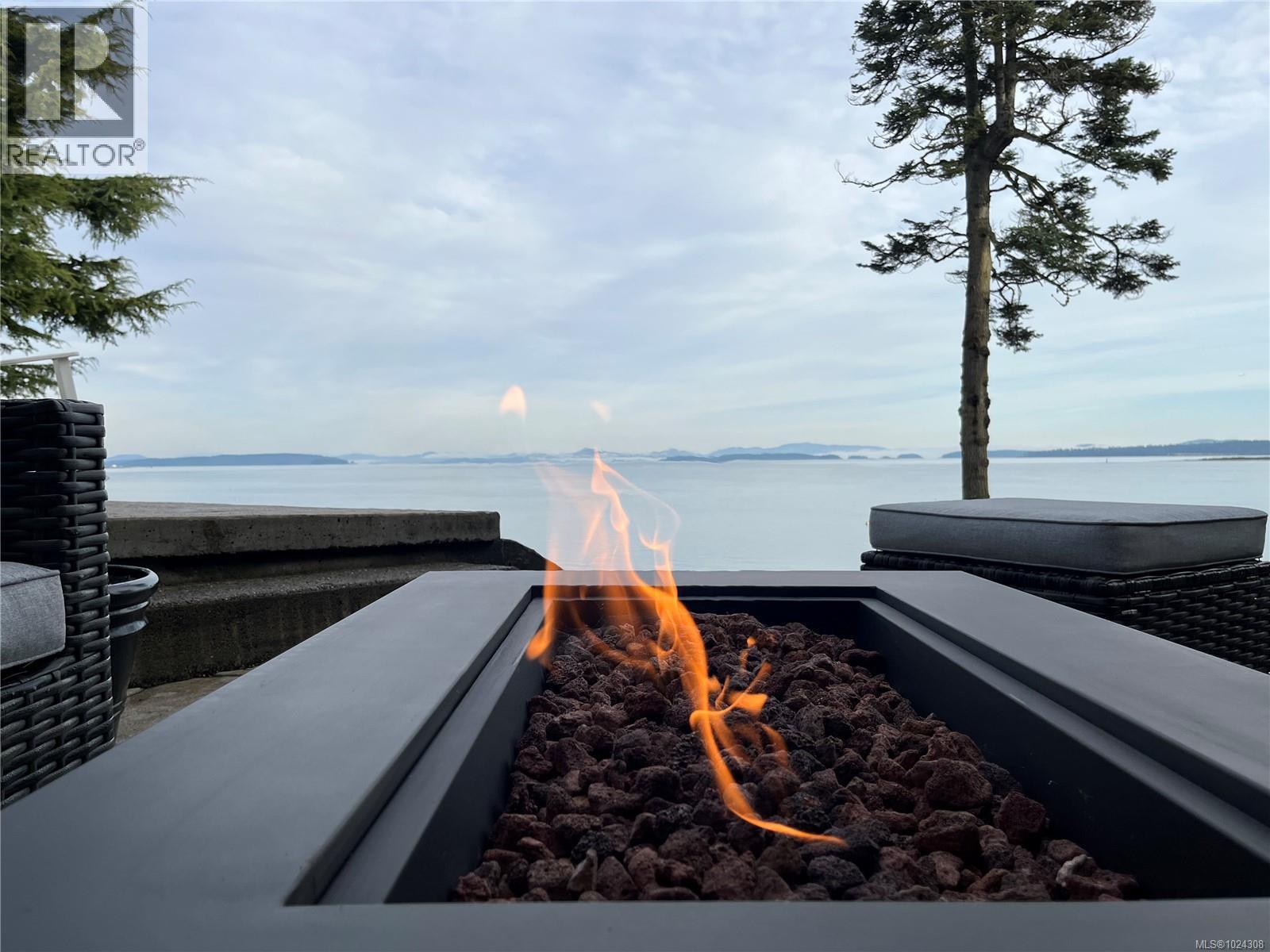 8401 Lochside Dr, Central Saanich