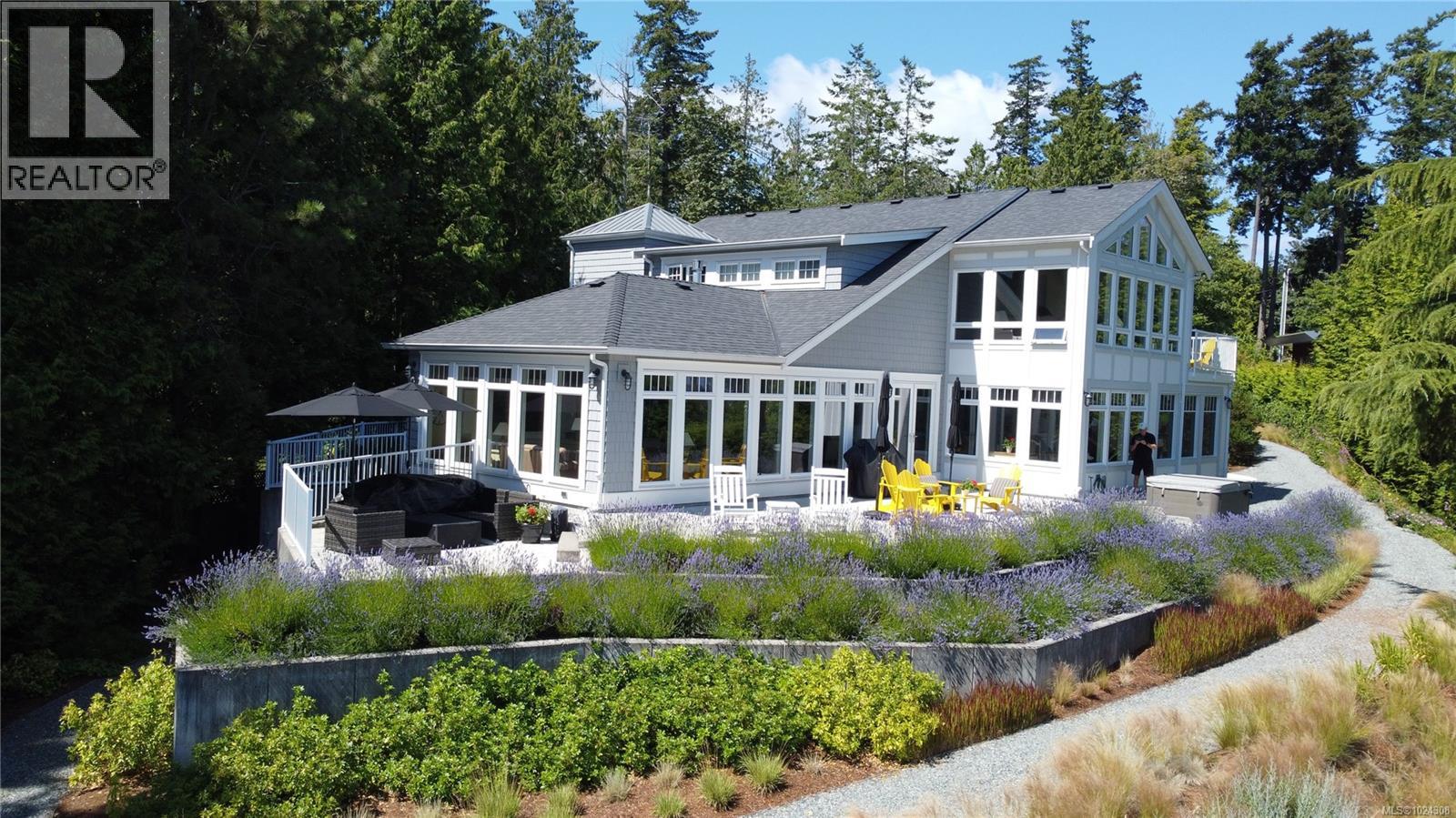 8401 Lochside Dr, Central Saanich