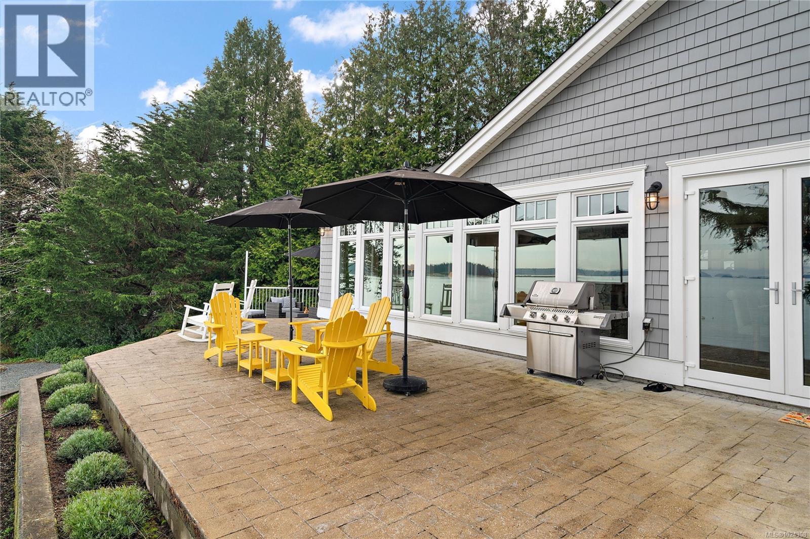 8401 Lochside Dr, Central Saanich