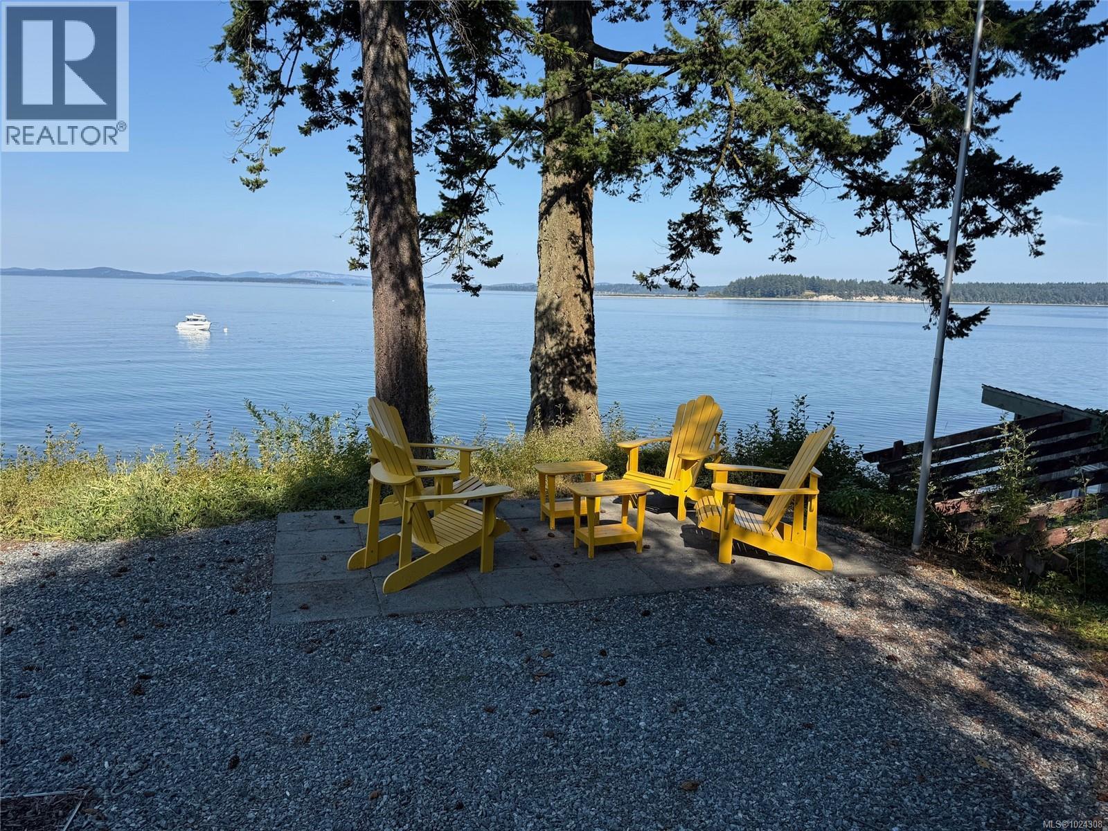 8401 Lochside Dr, Central Saanich