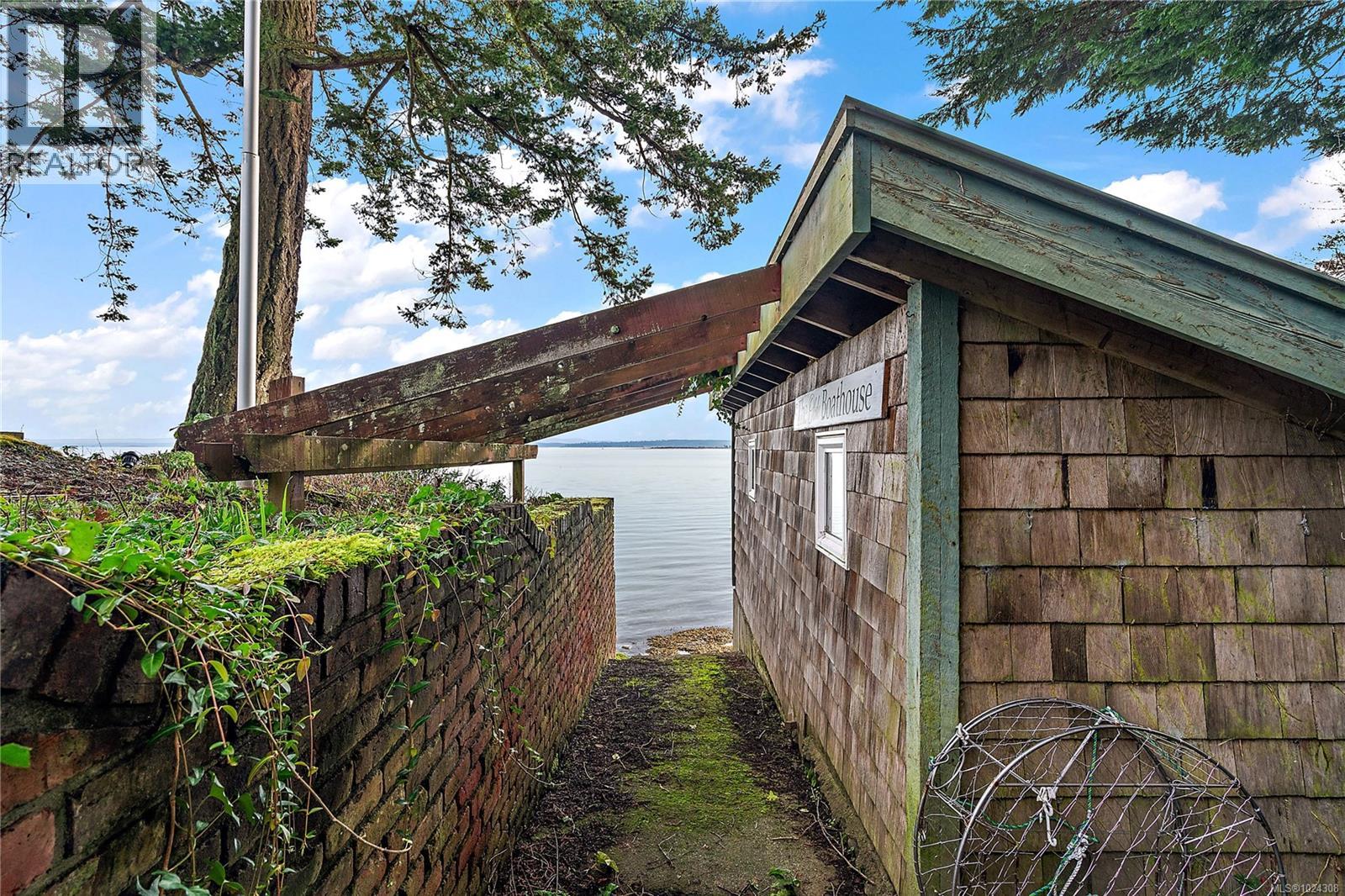 8401 Lochside Dr, Central Saanich