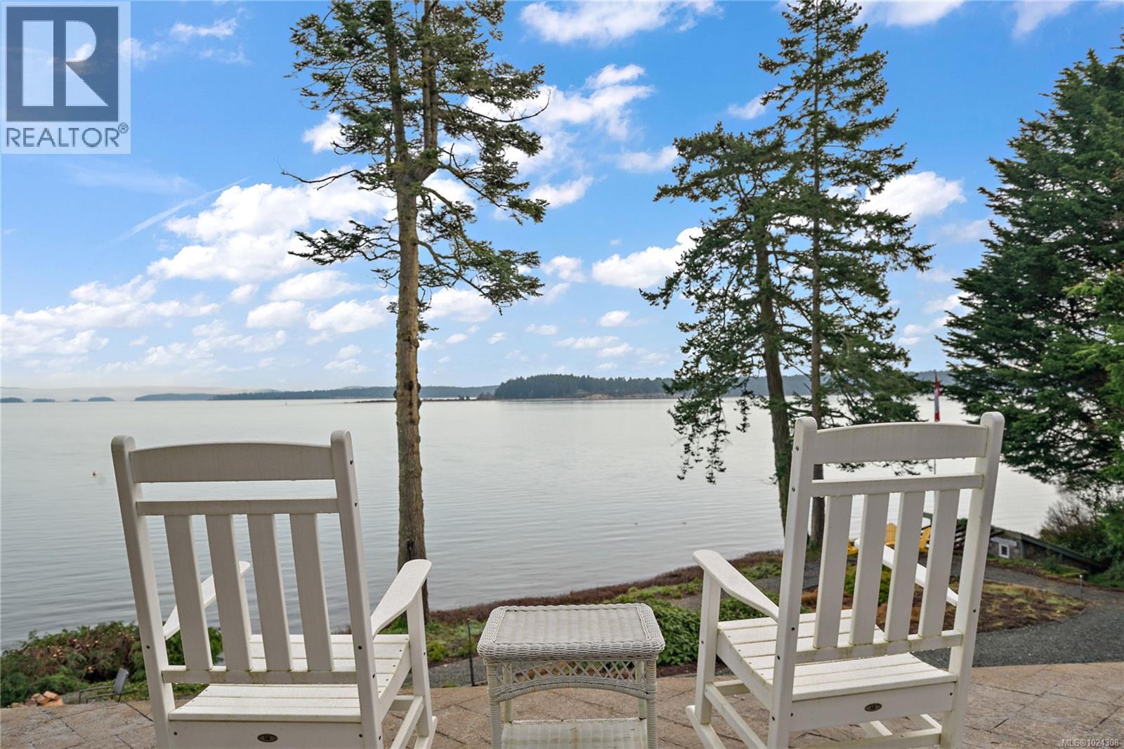 8401 Lochside Dr, Central Saanich