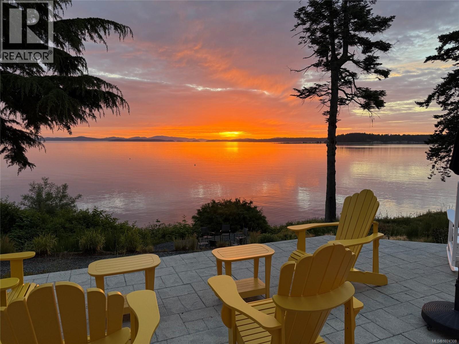 8401 Lochside Dr, Central Saanich