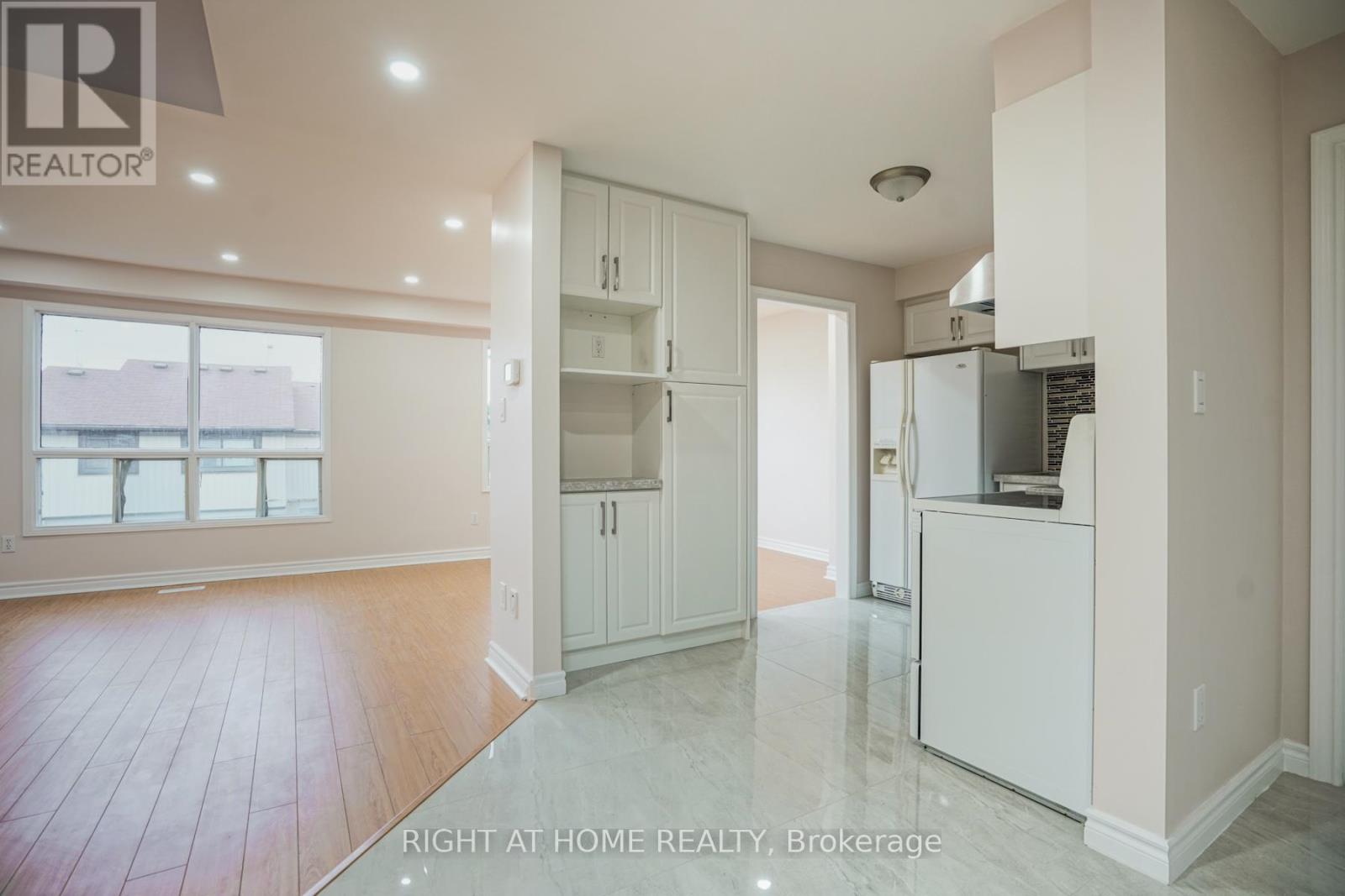 20 - 3510 SOUTH MILLWAY DRIVE - Photo 3 of 20, Mississauga (Erin Mills), Ontario