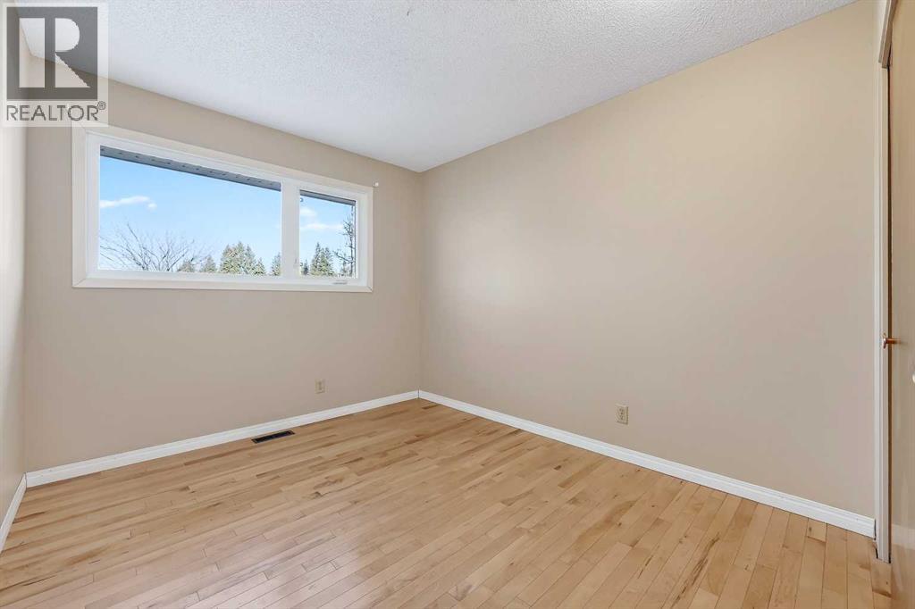 Single Family House Bi-level for Sale in  Valiant Drive NW Varsity Calgary 