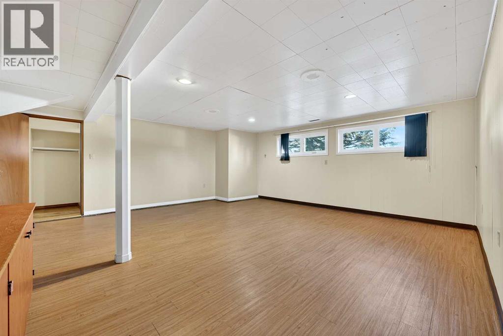 Single Family House Bi-level for Sale in  Valiant Drive NW Varsity Calgary 