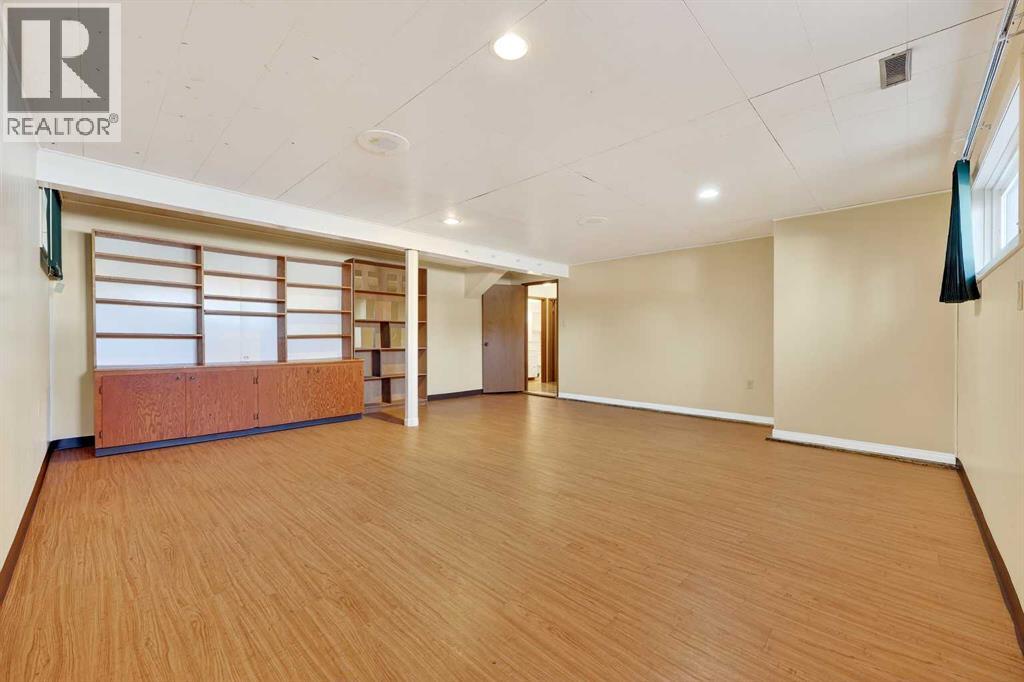 Single Family House Bi-level for Sale in  Valiant Drive NW Varsity Calgary 