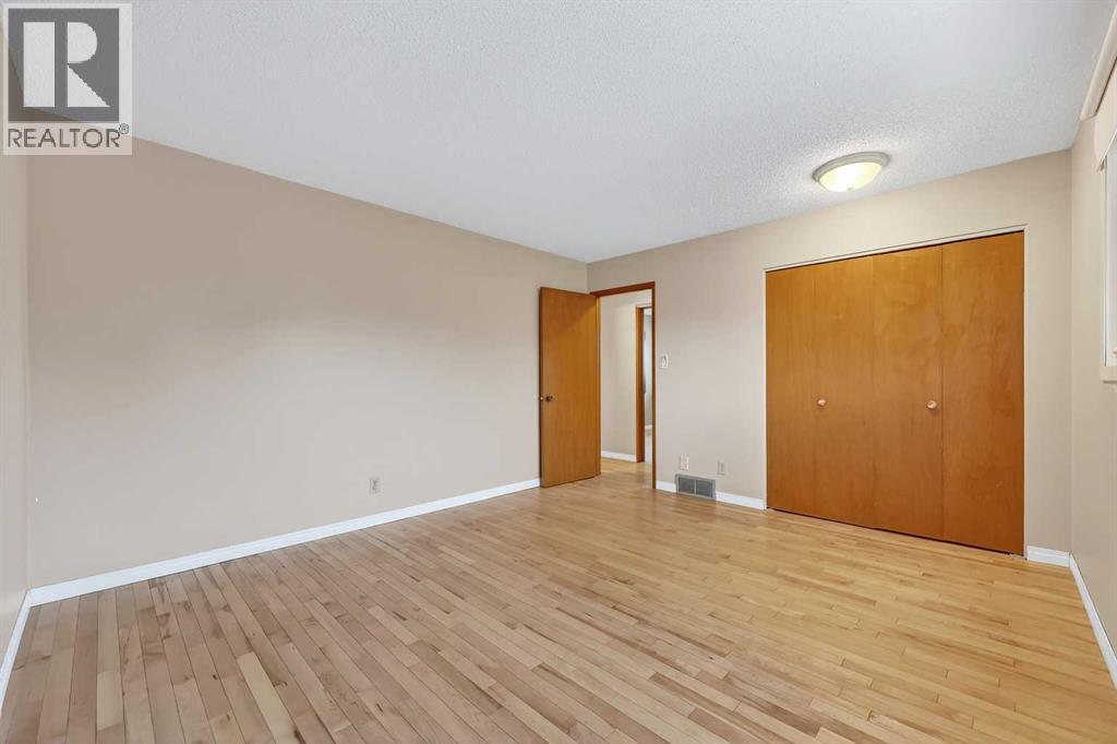 Single Family House Bi-level for Sale in  Valiant Drive NW Varsity Calgary 