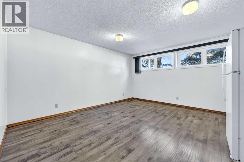 Single Family House Bi-level for Sale in  Valiant Drive NW Varsity Calgary 