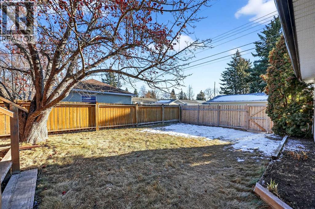 Single Family House Bi-level for Sale in  Valiant Drive NW Varsity Calgary 