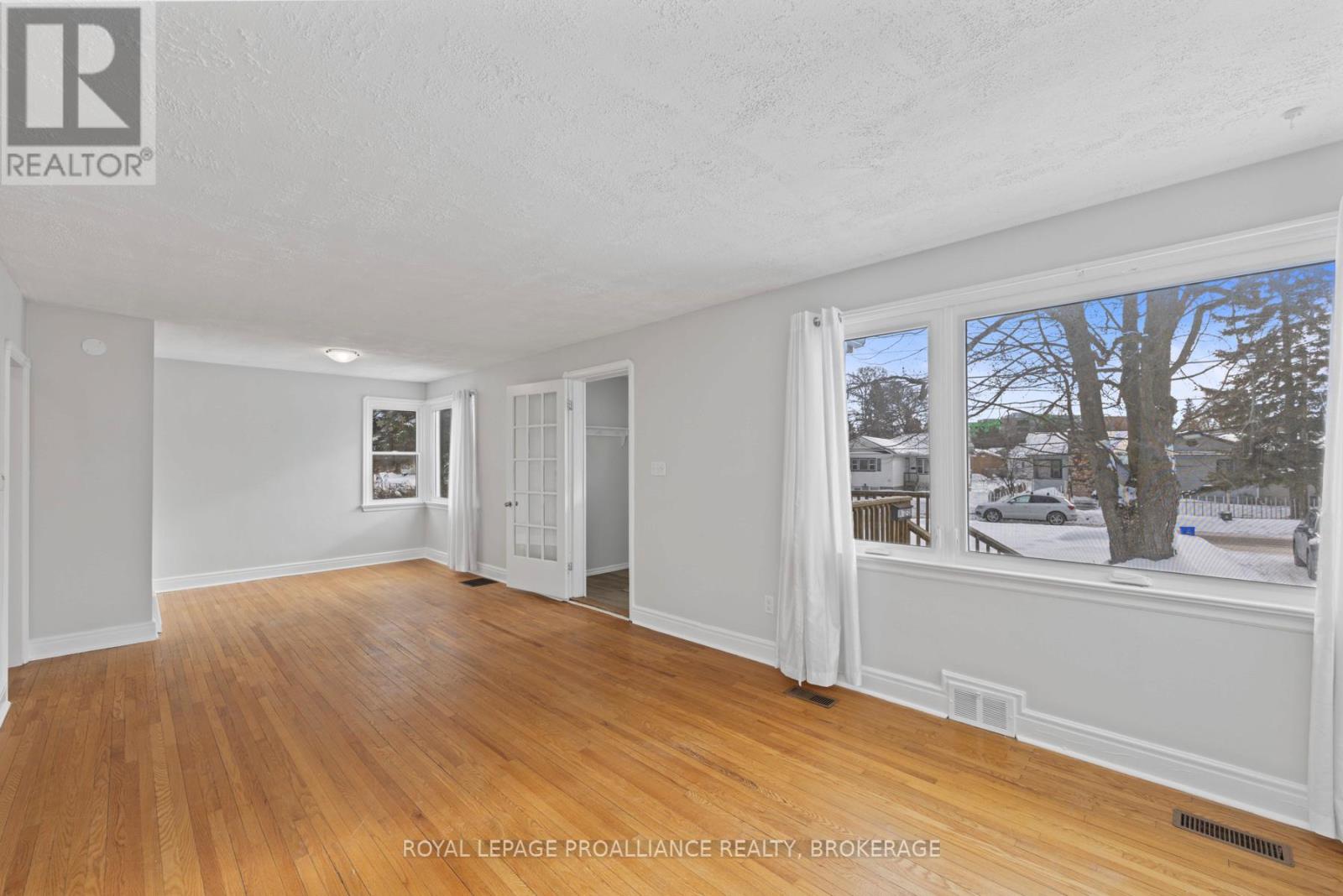 120 HILLENDALE AVENUE - Photo 4 of 40, Kingston (West of Sir John A. Blvd), Ontario