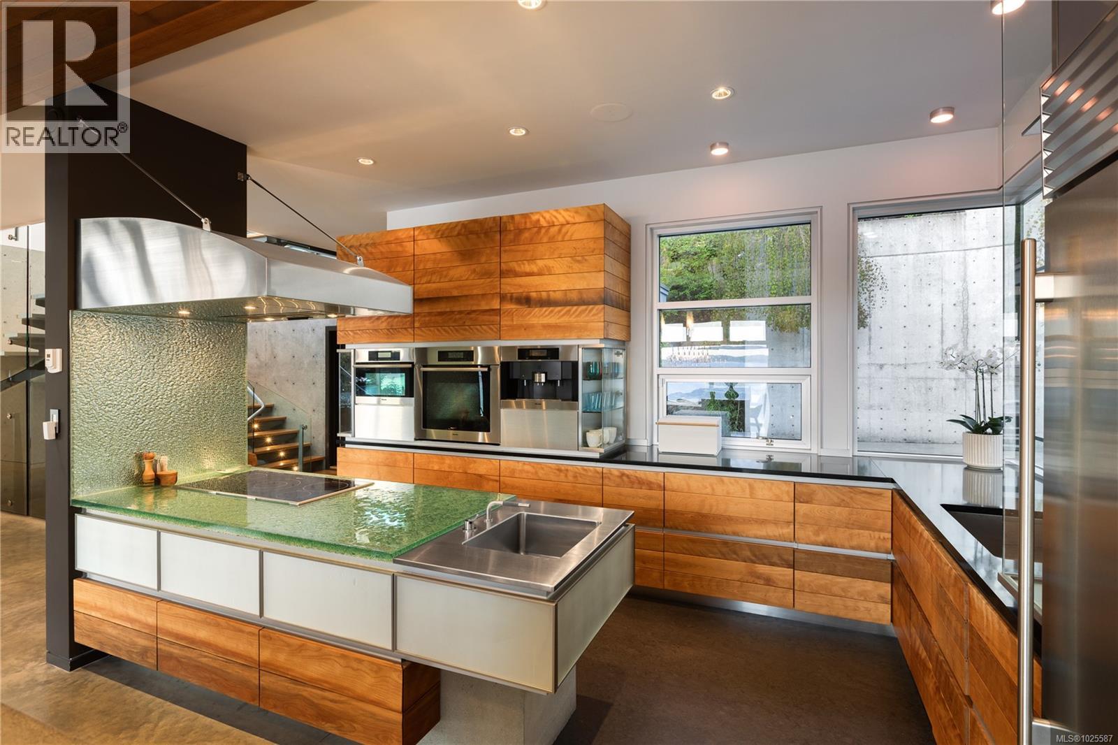  1580 Lands End Road, North Saanich