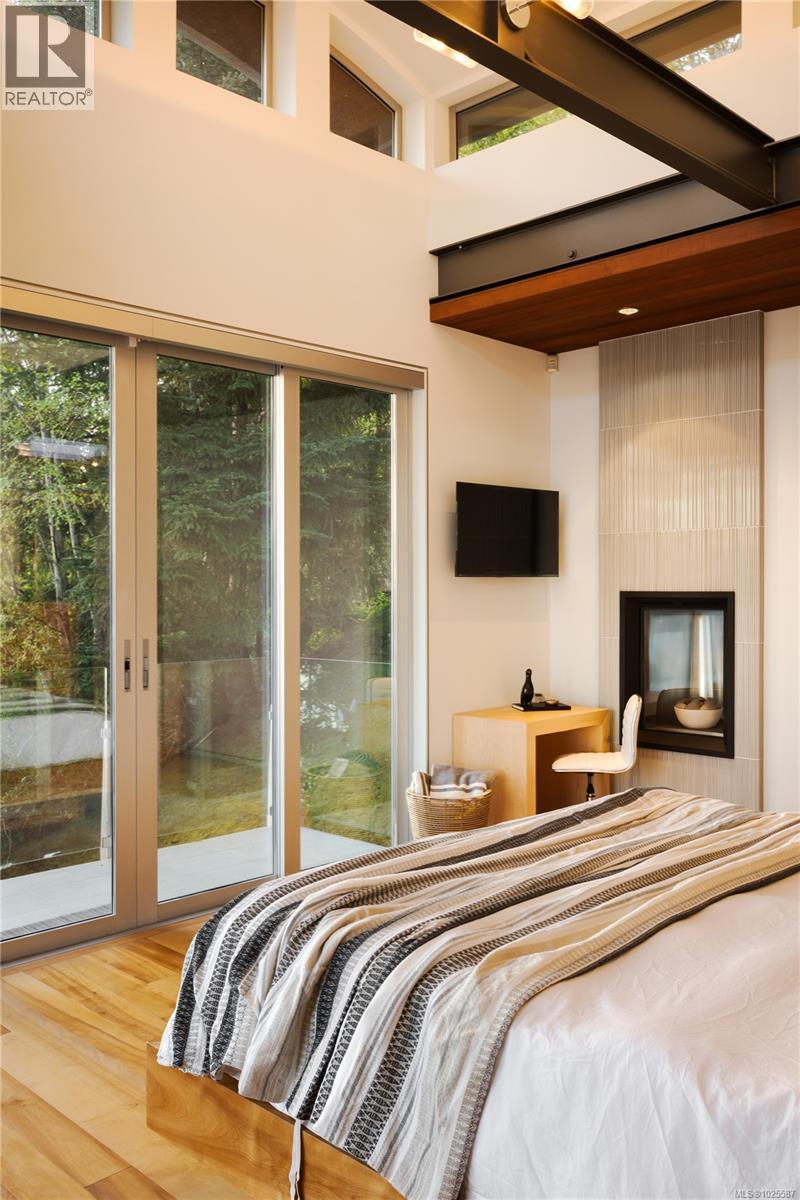  1580 Lands End Road, North Saanich