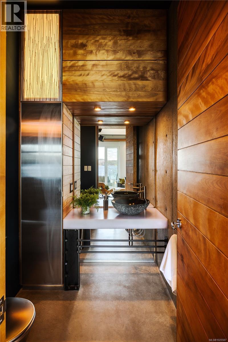  1580 Lands End Road, North Saanich