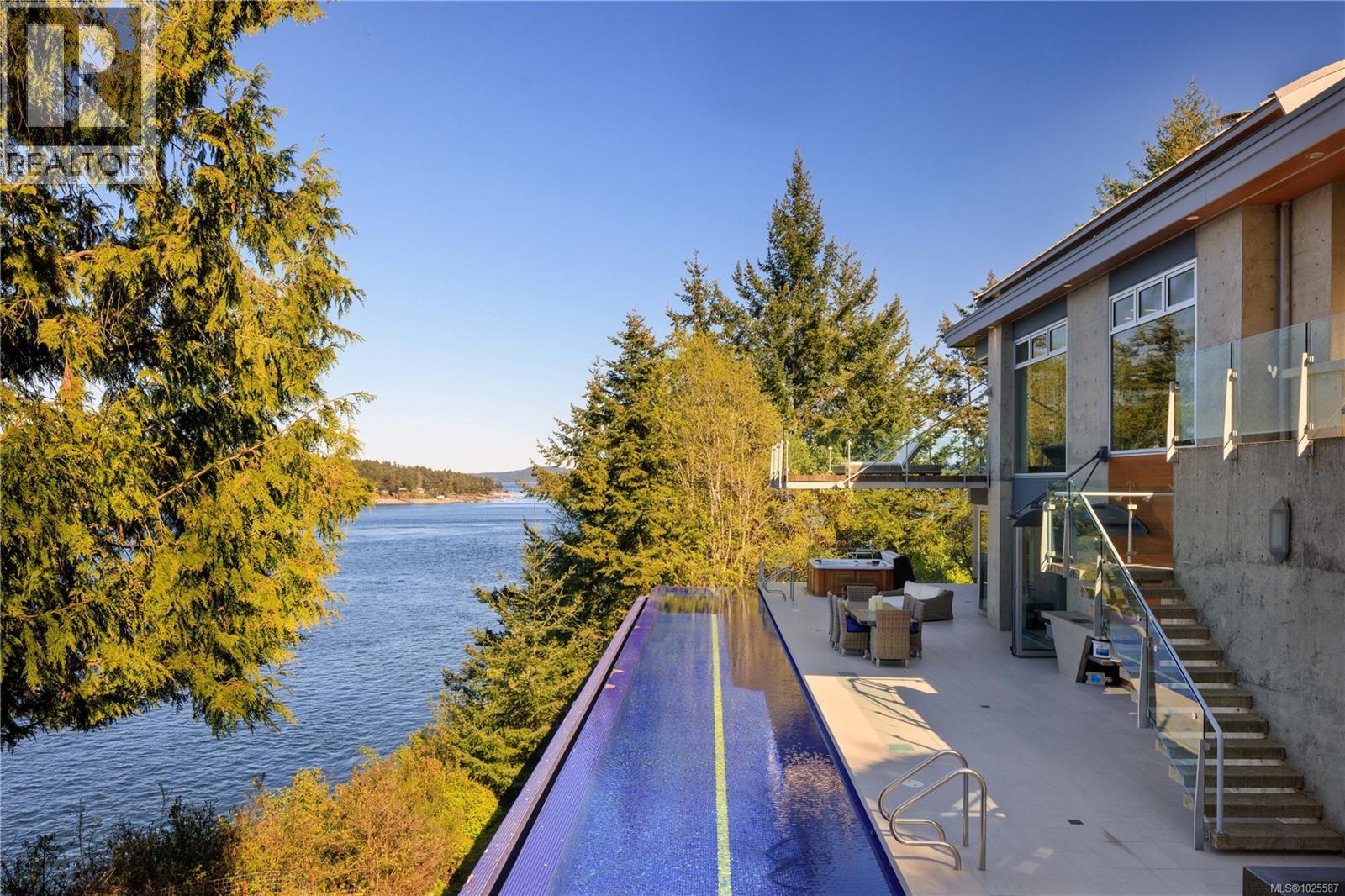  1580 Lands End Road, North Saanich