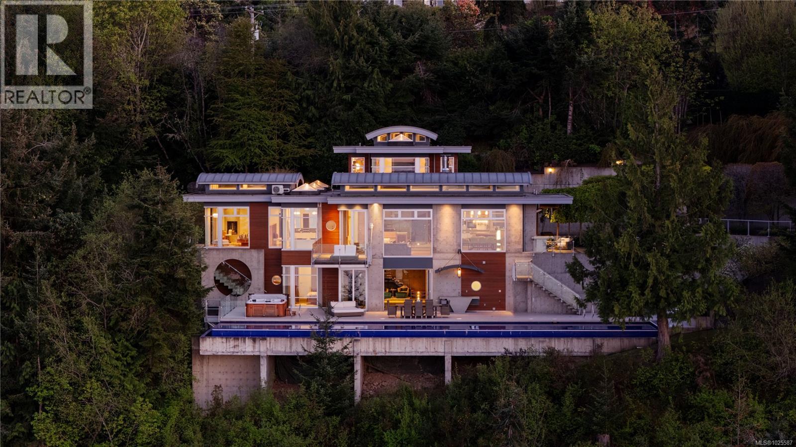  1580 Lands End Road, North Saanich