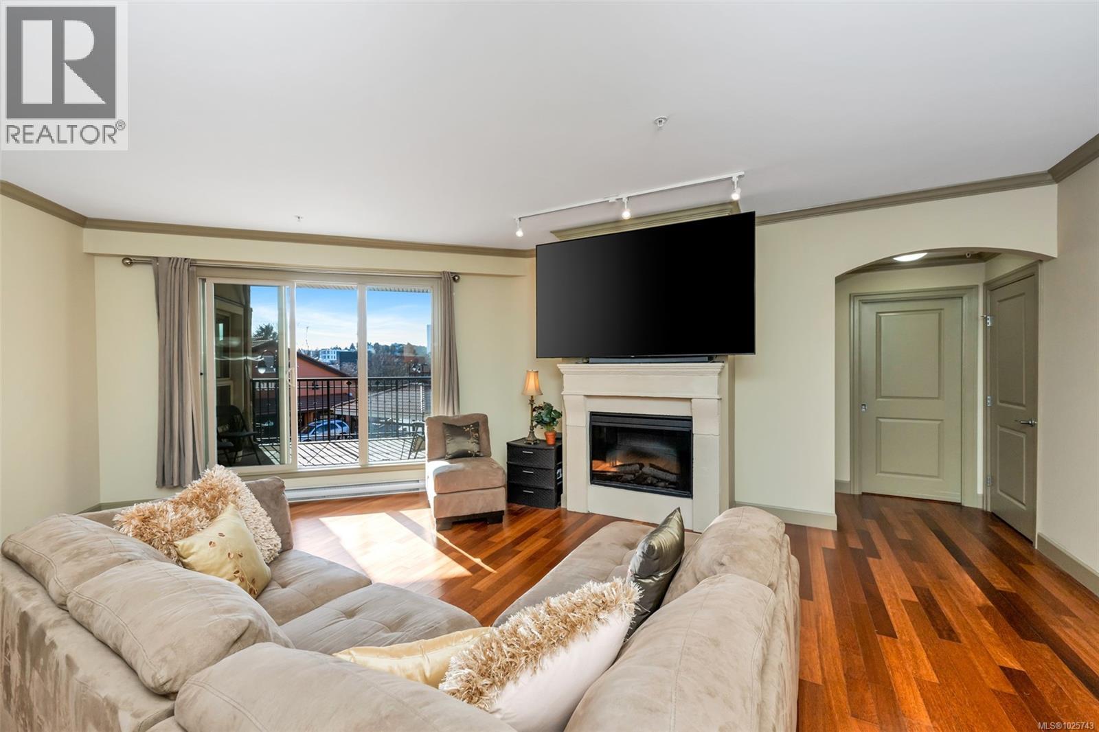 210 1642 McKenzie Avenue, Saanich