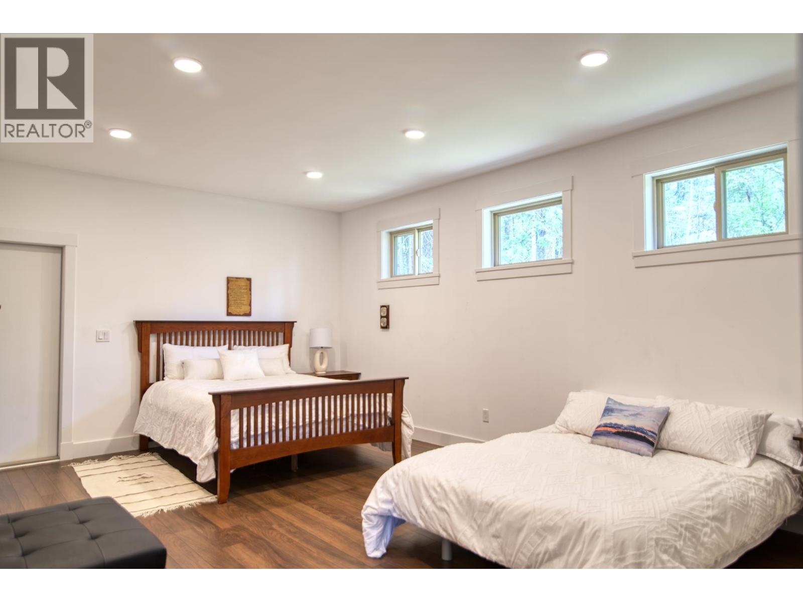 10991- 10993 SUNSHINE COAST HIGHWAY, Halfmoon Bay