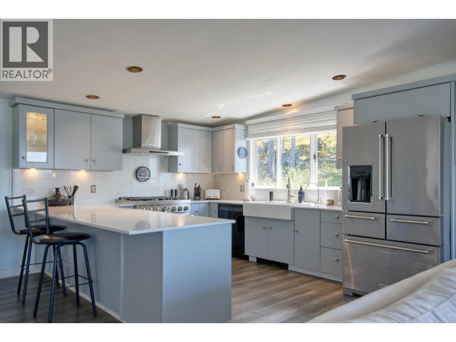 10991- 10993 SUNSHINE COAST HIGHWAY, Halfmoon Bay